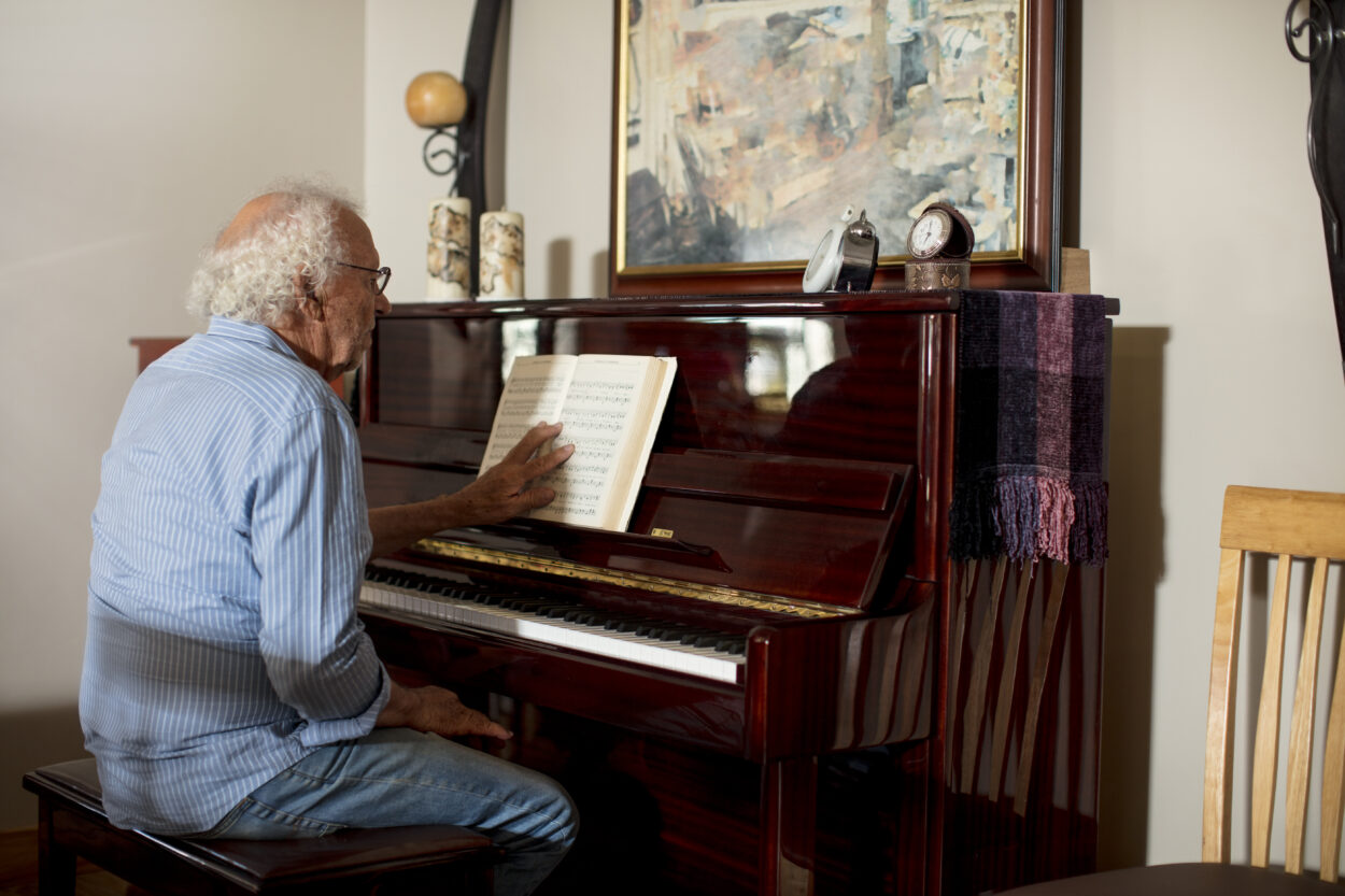 anziani suonano pianoforte