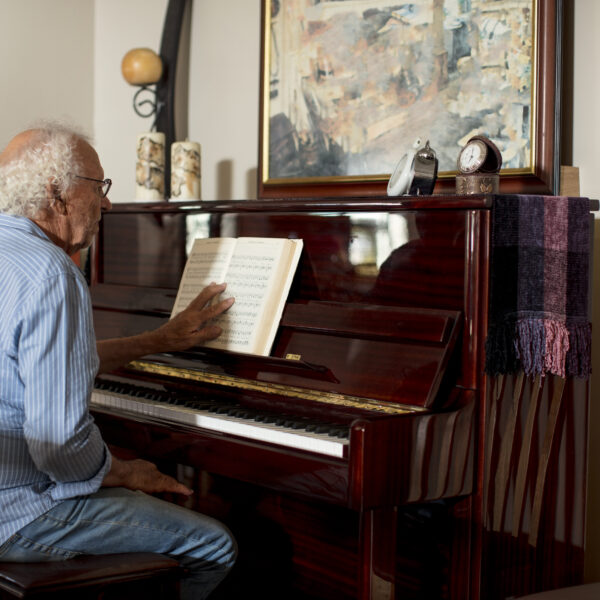 anziani suonano pianoforte