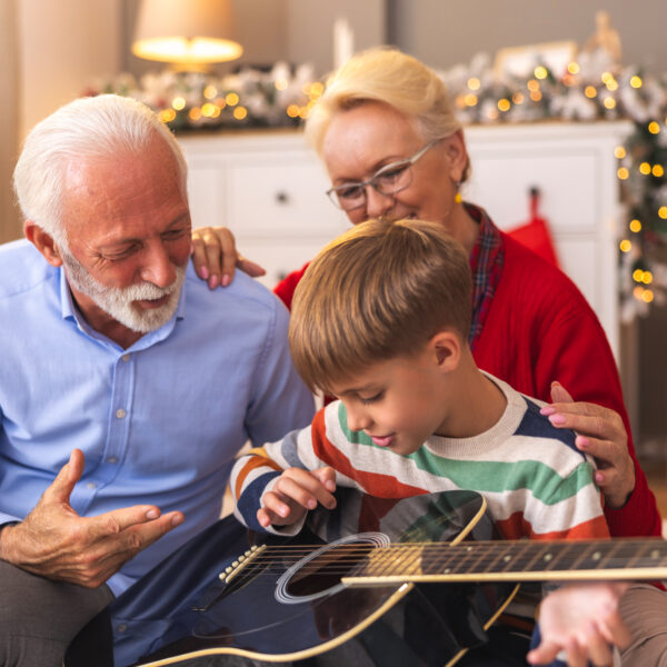 Incontri intergenerazionali: attività natalizie con giovani e bambini