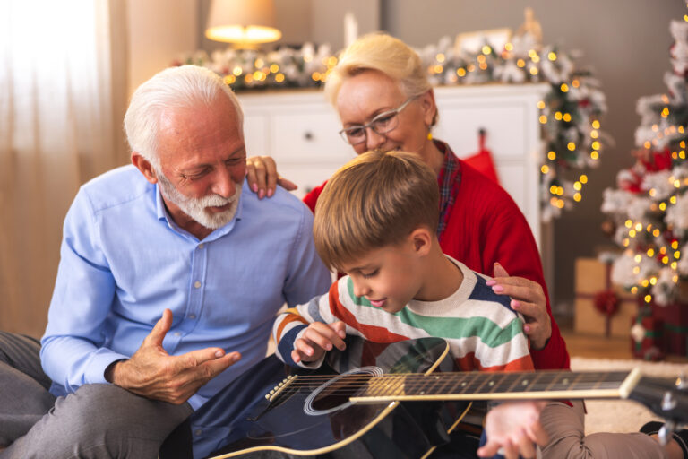 Incontri intergenerazionali: attività natalizie con giovani e bambini