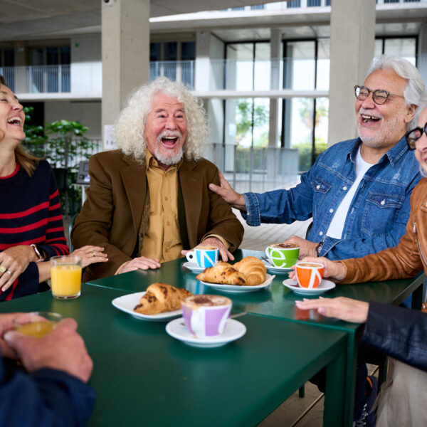 Ridere ogni giorno: i vantaggi della comicità per il corpo e la mente in età avanzata