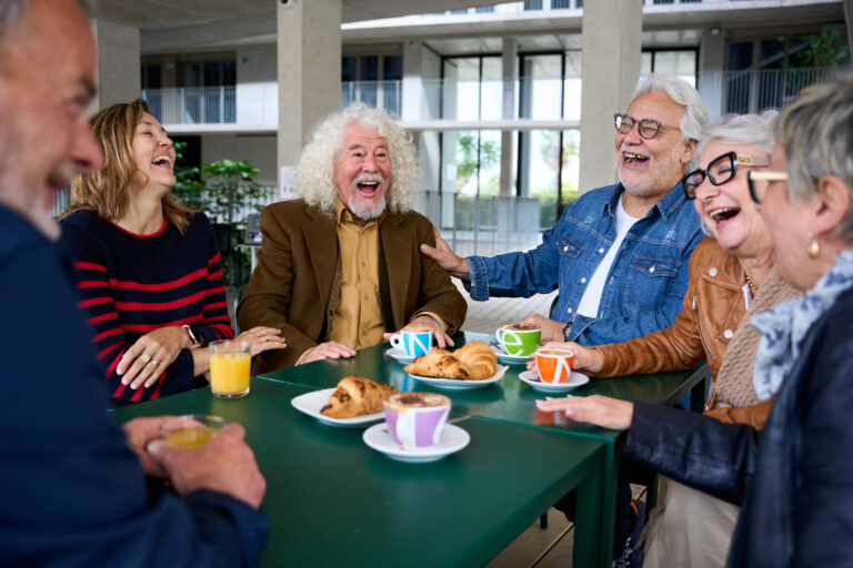 Ridere ogni giorno: i vantaggi della comicità per il corpo e la mente in età avanzata