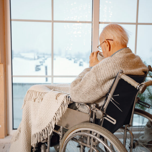 Prevenire gli incidenti invernali: la guida alla sicurezza domestica per anziani