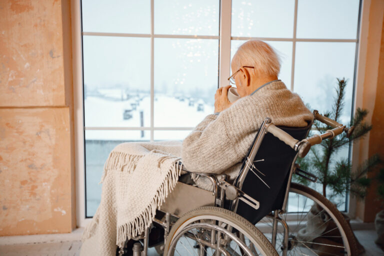 Prevenire gli incidenti invernali: la guida alla sicurezza domestica per anziani