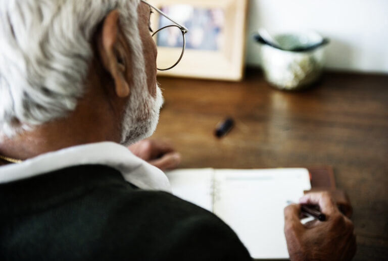 Il valore dei ricordi: come la scrittura può aiutare gli anziani a preservare la memoria